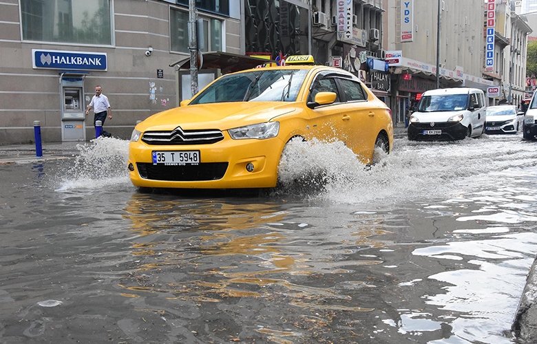 İzmir’de sağanak caddeleri göle çevirdi