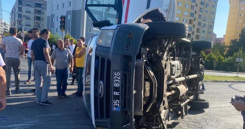 İzmir’de ambulans ile kamyonet çarpıştı: 3 yaralı