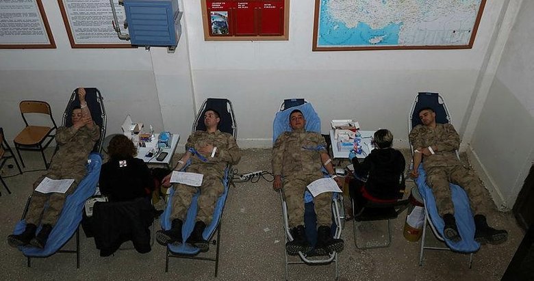 Foça’daki jandarma komandolar, kan bağışıyla da Türk milletinin yanında