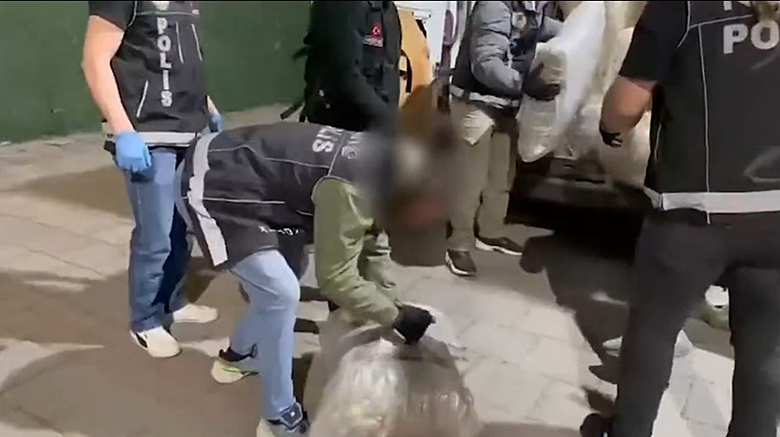 İzmir’de çuval çuval uyuşturucu madde ele geçirildi