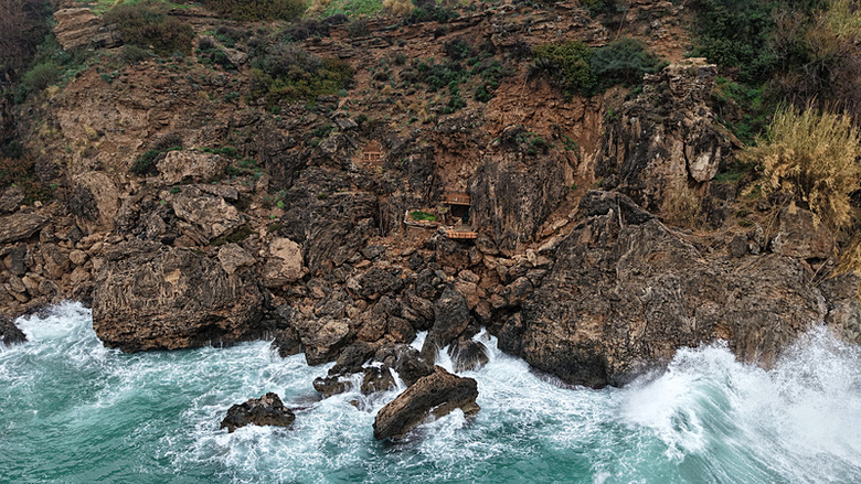 antalyada-koruma-altindaki-falezlerde-kacak-baraka-isgali-icindekileri-goren-soke-oldu-1771321480467.png