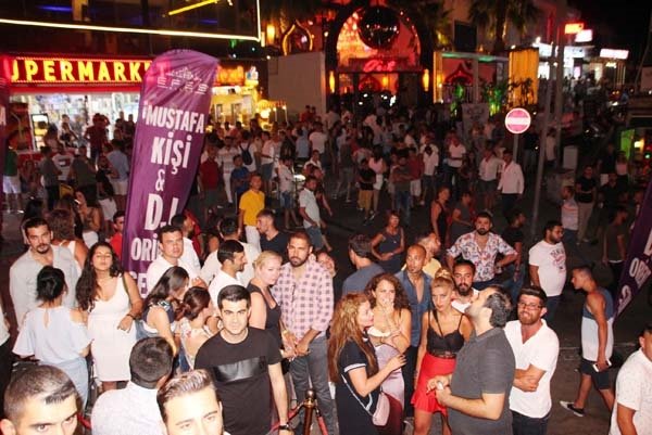 400 polis dünyaca ünlü barlar sokağına girdi