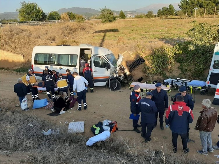 Denizli’de tur minibüsü ile traktör çarpıştı! Yaralılar var