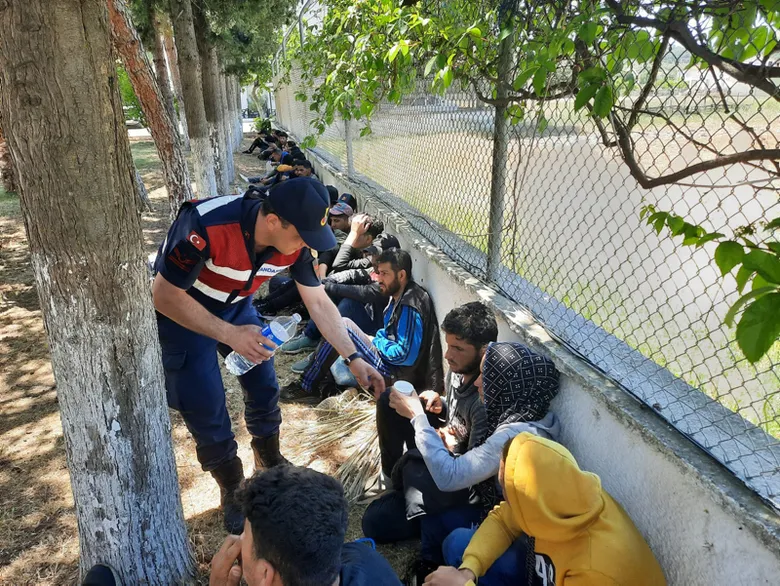İzmir’de ekiplerden operasyon! 237 kaçak göçmen yakalandı