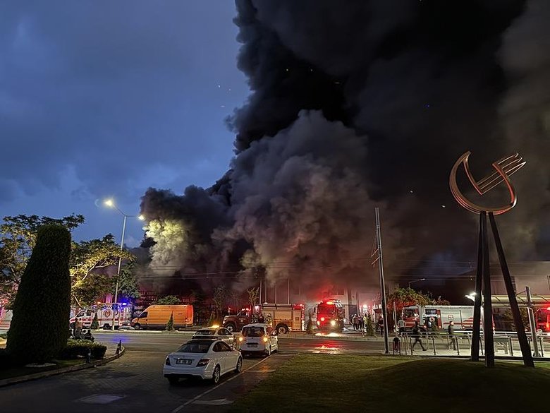 İzmir’de alevler iki fabrikayı sardı! Dumandan göz gözü görmedi