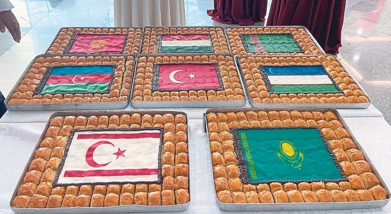 dunyanin-en-buyuk-baklavasini-yapti-1790456644807.jpeg