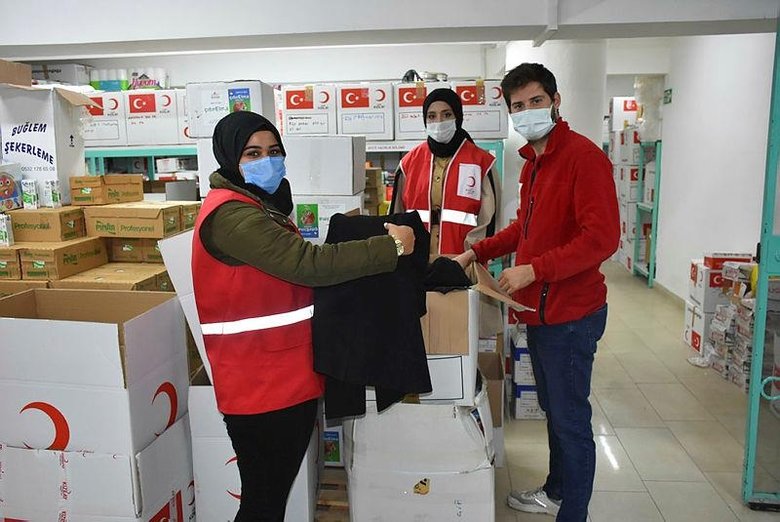 Yabancı gönüllüler, depremzedeler için seferber oldu