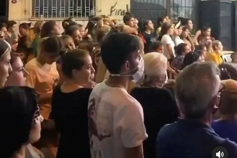 İzmir’de skandal görüntüler! Kovid-19 tedbirlerine uyulmayan düğünün sahibine ceza