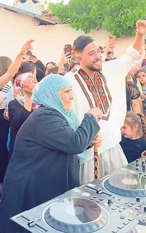 ata-topraginda-bayram-konseri-dj-mahmut-orhan-koyunde-konser-verdi-1780597107434.jpeg