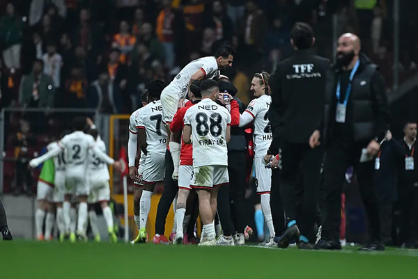 galatasarayda-gunay-guvence-soguk-dus-gozyaslarini-tutamadi-1776917763825.png