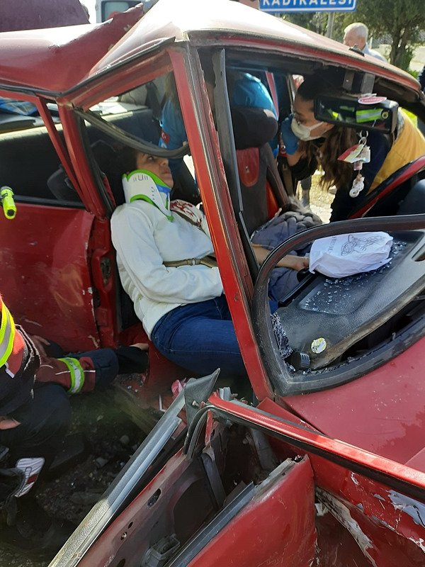 Kuşadası’nda feci kaza: Kafa kafaya çarpıştılar