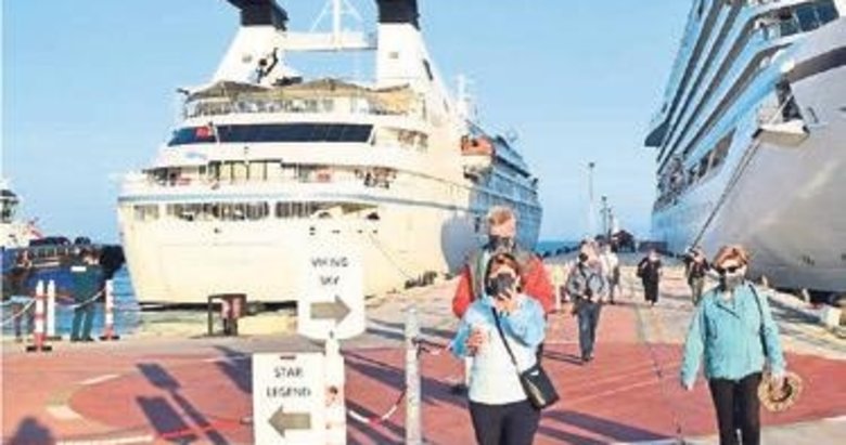 Kuşadası’na 2 gemi ile 570 turist geldi