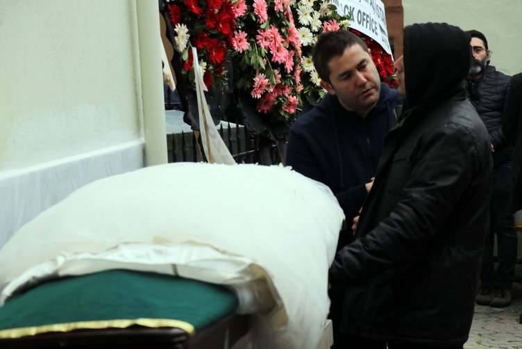 İzmir’de gelinlikle son yolculuğuna uğurlandı