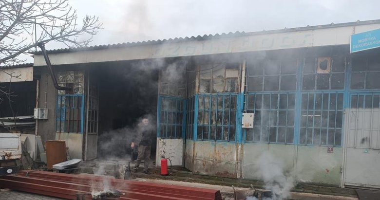 Sobaya döktüğü tiner bidonunun patlaması sonucu yaralandı