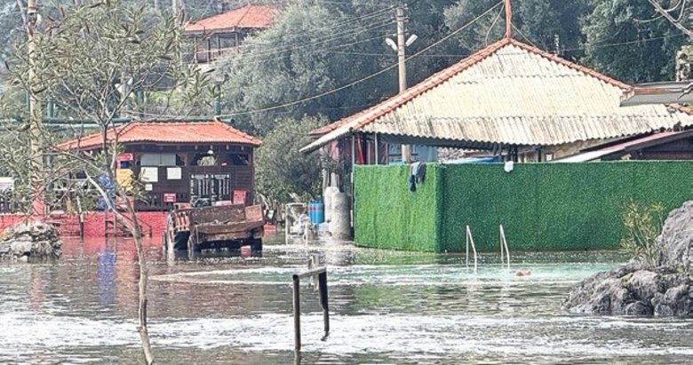 2 bin yıllık kaplıcalar sular altında kaldı