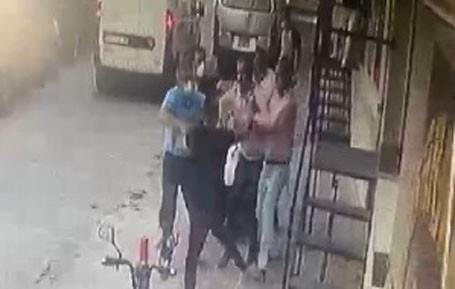 İzmir’de CHP’liler birbirine girdi! Satırla saldırı anları kamerada