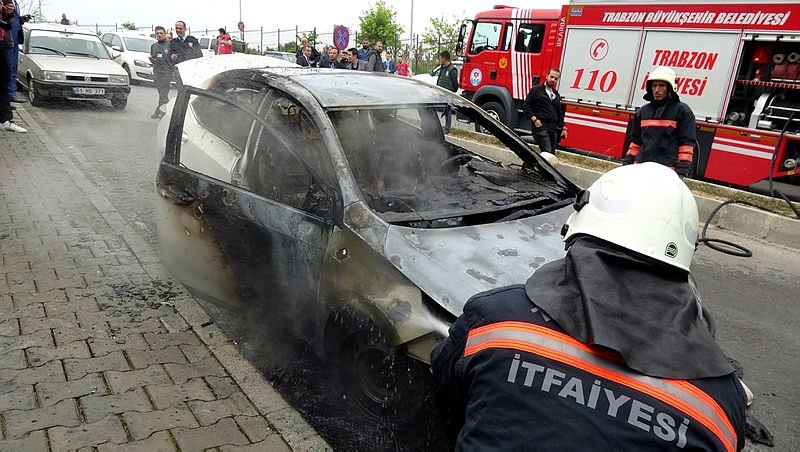 Trabzon’da 15 günlük otomobil park halindeyken cayır cayır yandı