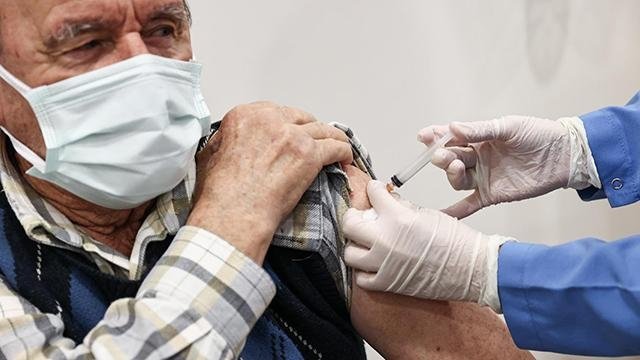 Son dakika: Sağlık Bakanı Koca’dan önemli açıklamalar! 18 yaş üstü aşılanmaya başlıyor