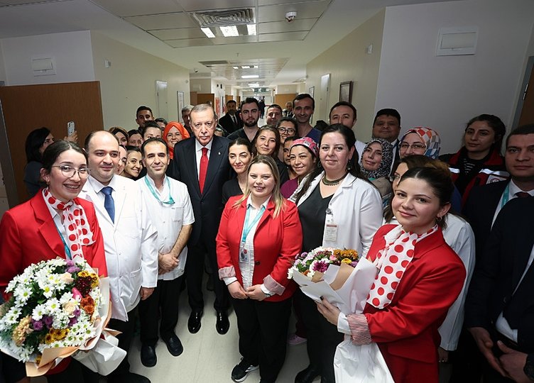 Başkan Erdoğan Balıkesir’deki servis kazasında yaralanan öğrencileri ziyaret etti