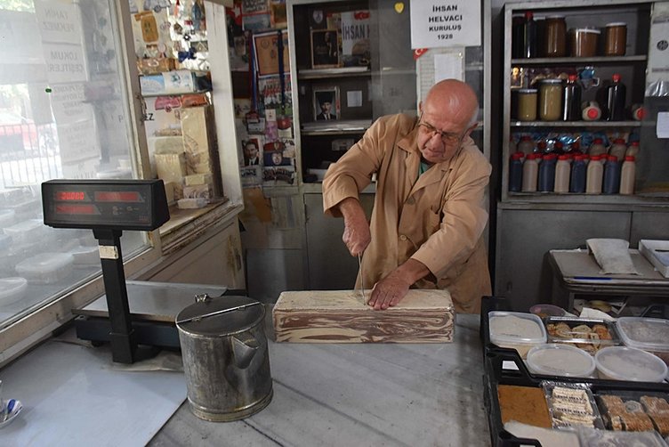 İzmir’in 96 yıllık helvacısı! Yıllardır aynı yerde hizmet veriyor