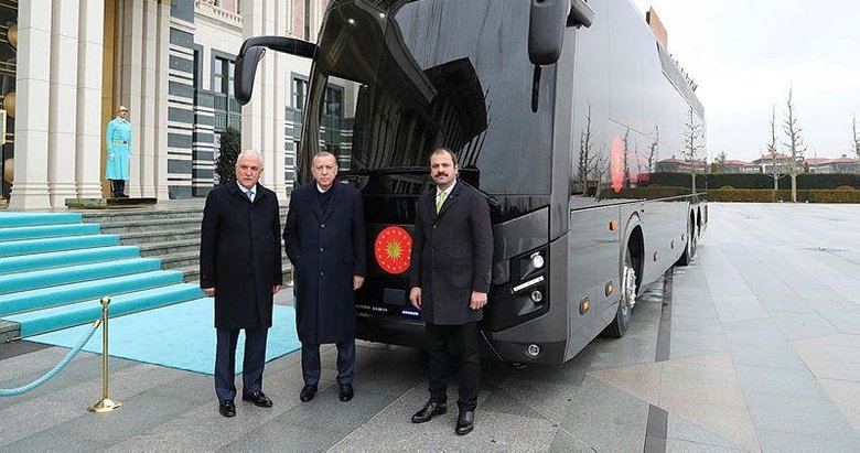 Başkan Erdoğan, Cumhurbaşkanlığına hediye edilen otobüsü inceledi