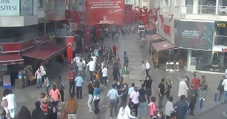 İzmir’in kalabalık meydanlarında deprem paniği! Herkes böyle kaçıştı