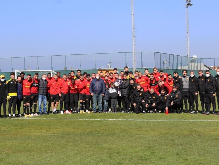 Depremin sembolü Ayda Bebek, Göztepe antrenmanında Depremin sembolü Ayda Bebek, Göztepe antrenmanında