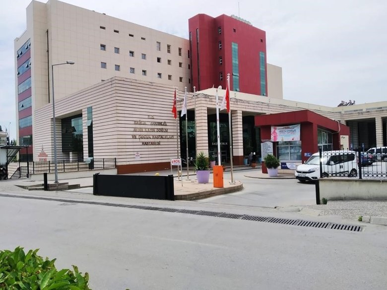 Doğuma giren kadın, hastaneden kocasını kovdurdu