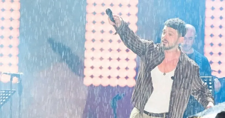 Murat Boz Çilek Festivali’nde sahne aldı
