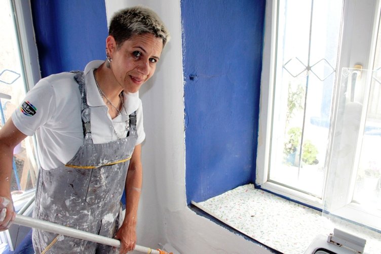 Muğla’da üst düzey yöneticiliği bırakan kadın boyacı oldu