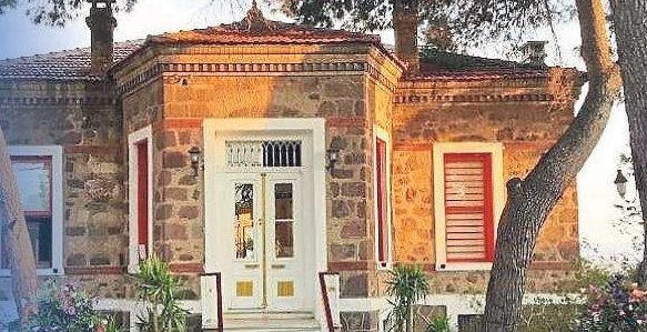 Müştemilat kapısından yalı düğününe giriş