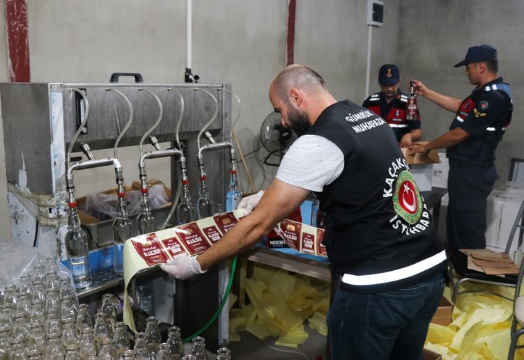 İzmir’de sahte içki fabrikası operasyonu! 5 ton ele geçirildi! Fabrikanın içinin görenler şok oldu