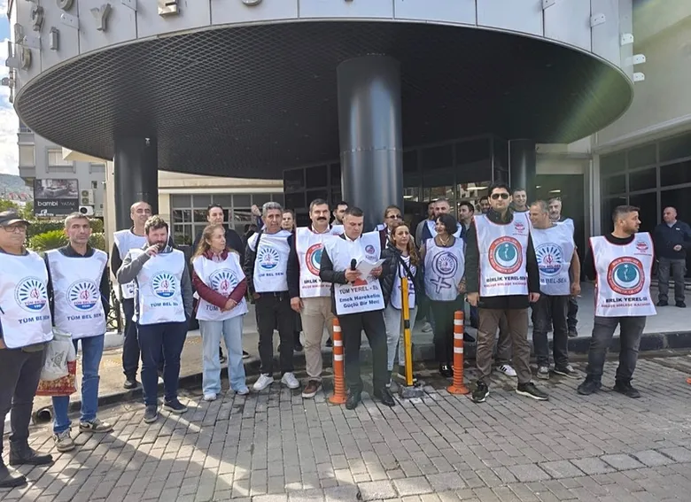 balcova-belediyesinde-7-aylik-kriz-eyleme-donustu-memurlar-is-birakarak-ses-yukseltti-1793102121020.png