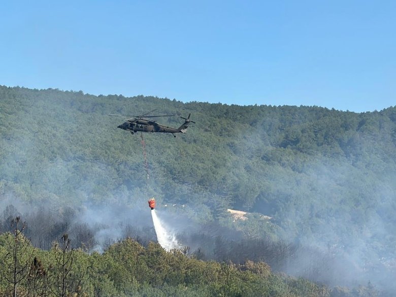 Uşak’taki yangına havadan karadan müdahale ediliyor