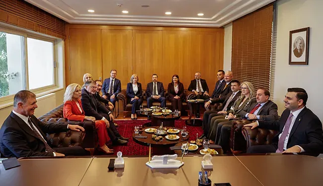 ak-parti-genel-sekreteri-eyyup-kadir-inandan-ozgur-ozele-sert-tepki-omrunun-sonuna-kadar-izmir-dusmani-olarak-1792145878592.png