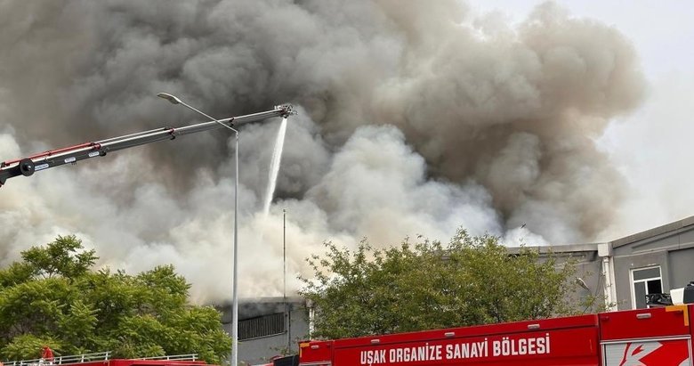 Uşak’ta tekstil fabrikasında yangın! Dumanlar gökyüzünü kapladı