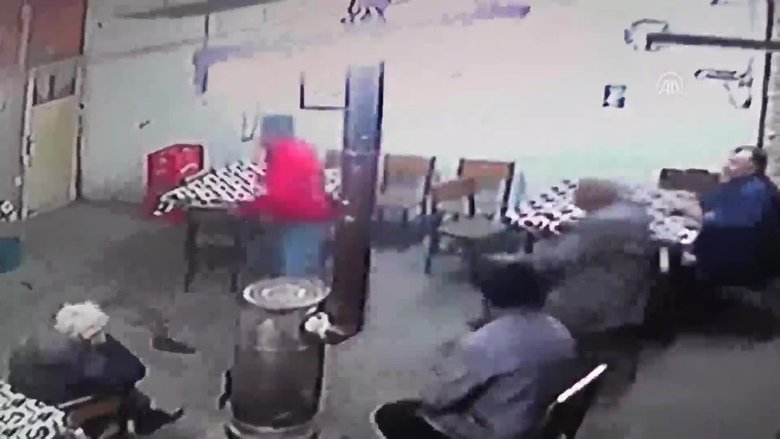 İzmir’de panik anları kamerada! Depremden böyle kaçtılar