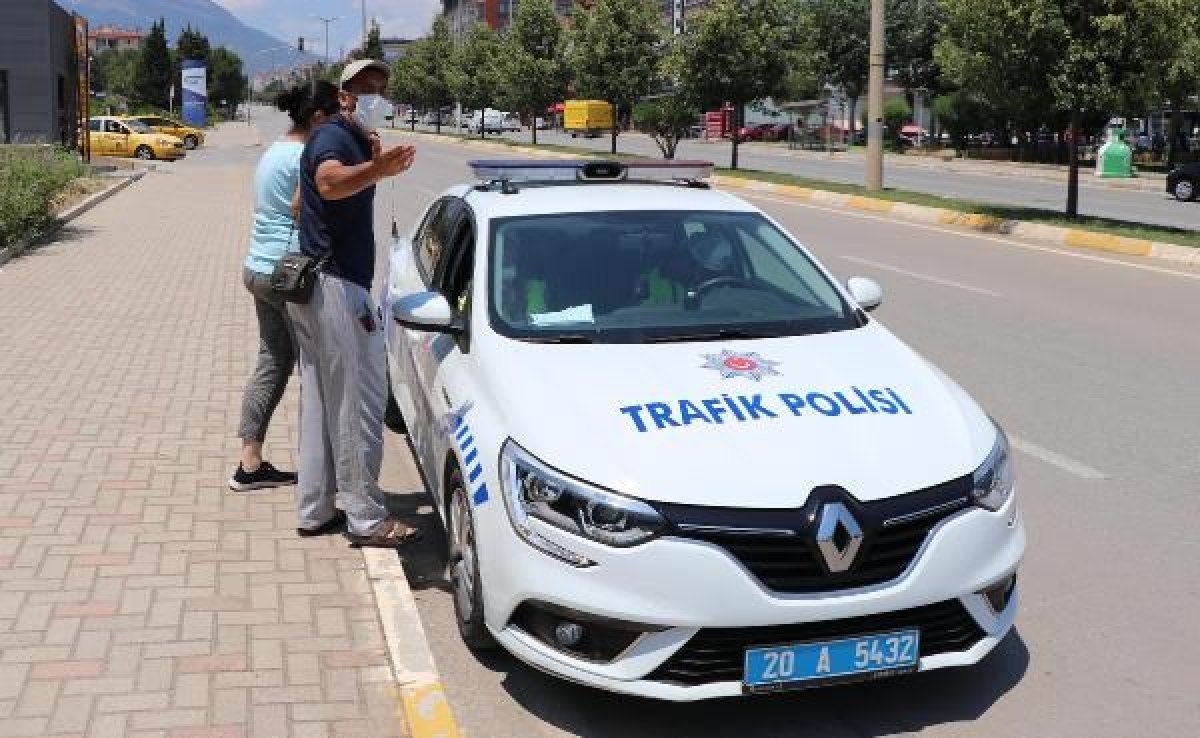 denizli de azeri kadin polis aracina carpti