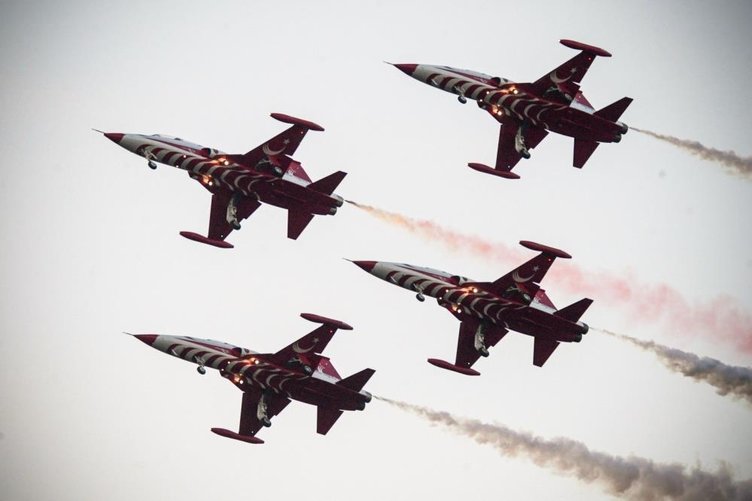 İzmir’de gökyüzü kırmızı beyaza boyandı! Türk Yıldızları nefes kesti