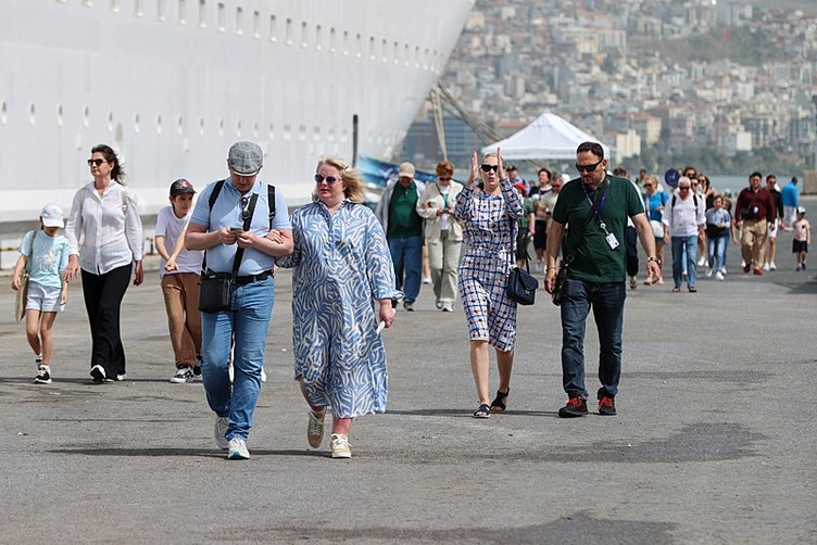 İzmir’e sezonun ilk kruvaziyeri geldi! 2 milyon yolcu hedefi