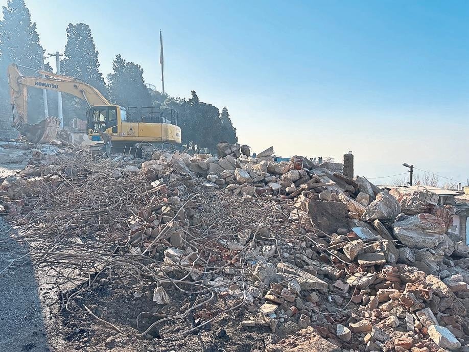 Tarihi Kadifekale, turizm merkezi olması beklenirken moloz yığınlarına teslim oldu
