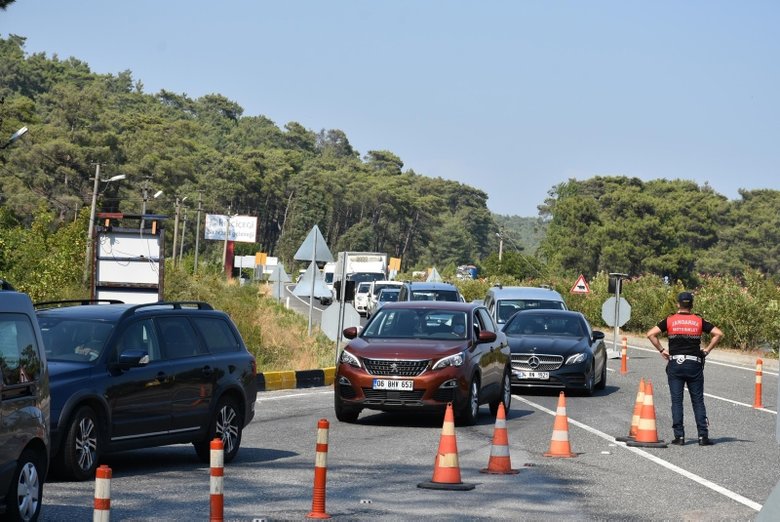 Ege’de bayram yoğunluğu! Marmaris ve Datça’ya geçiş noktasında kontroller arttı