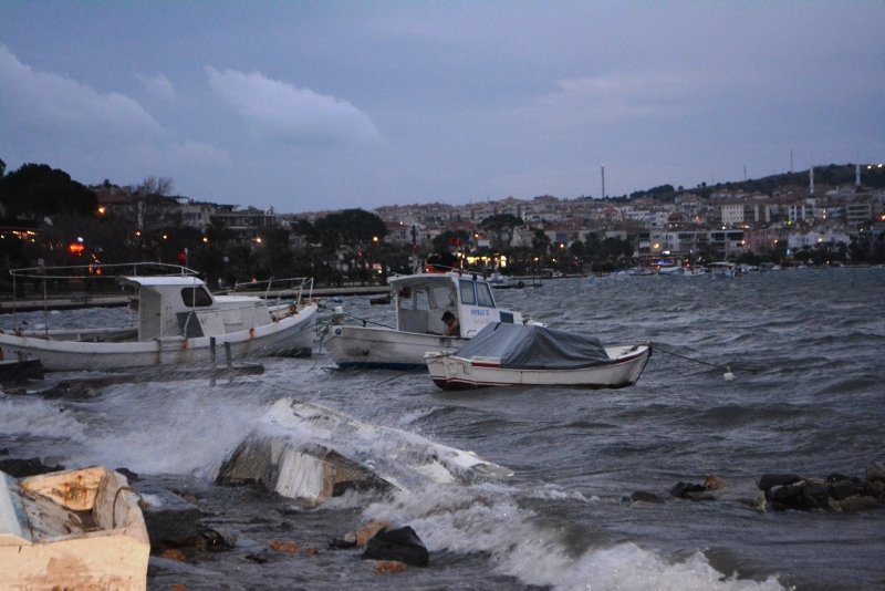 Balıkesir’i lodos vurdu! Ayvalık’ta tekneler parçalandı, bazı ev ve iş yerleri zarar gördü
