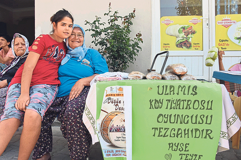 Bu köyün kadınları alkışlarla yaşıyor