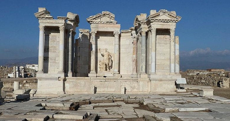Laodikya’daki anıtsal çeşme yüzyıllar sonra yeniden ayağa kaldırıldı