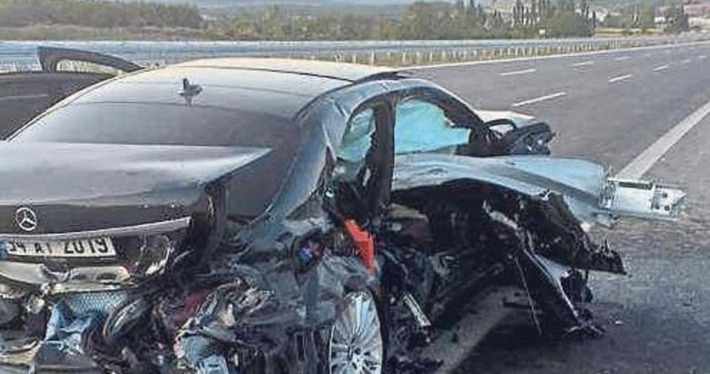 Bariyerlere çarpan araçta 2 ölü 2 yaralı