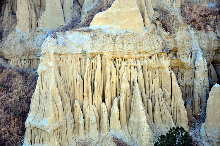 Manisa’nın Kapadokya’sı Kula Peribacaları görenleri büyüledi!