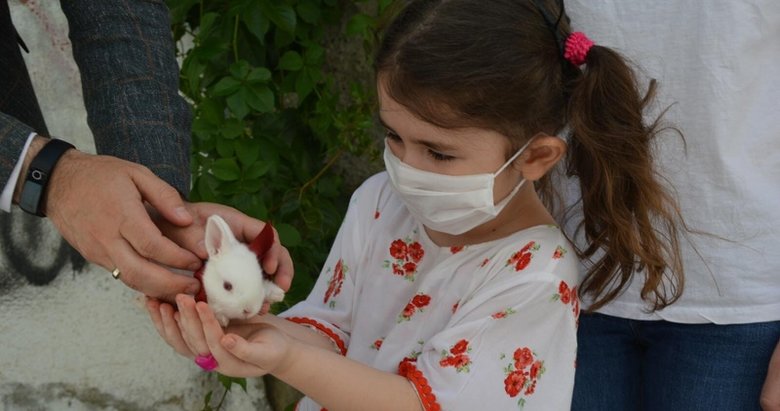 Minik Cemre, Başkan Erdoğan’dan istediği tavşana kavuştu