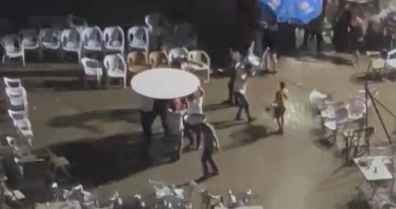 İzmir’den ilginç görüntü! Halay sevdası yağmur dinlemedi: Masa ve sandalyeleri kullandılar