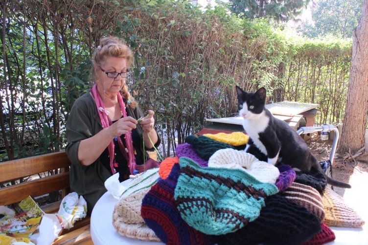 Ünlü oyuncu Fatma Belgen pazarda bere satıyor